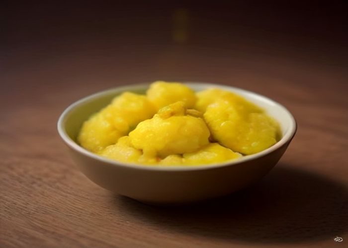 居家场景下用户躺在沙发上用平板打开麻豆视频浏览剧集分区界面，暖色灯光营造放松氛围